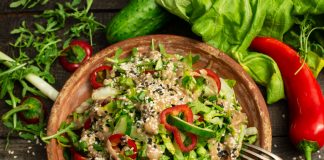 Овощной салат с кунжутным соусом