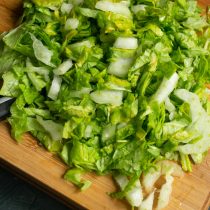 Зелёный салат или китайскую капусту нарезаем полосками