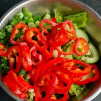 Отправляем нарезанные овощи в глубокую миску