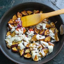 Репчатый лук нарезаем мелкими кубиками. Добавляем нарезанный лук в сковородку Репчатый лук нарезаем мелкими кубиками. Добавляем нарезанный лук в сковородку