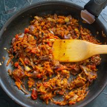По вкусу солим, с учетом того, что в процессе подготовки баклажаны часть соли впитали По вкусу солим, с учетом того, что в процессе подготовки баклажаны часть соли впитали