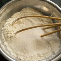 Насыпаем сахарный песок, добавляем пакетик ванильного сахара