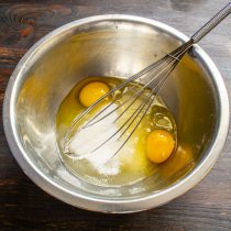 Разбиваем куриные яйца. Чтобы сбалансировать сладкий вкус, добавляем щепотку мелкой соли