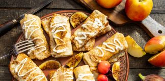 Фаршированные блинчики с яблоками и инжиром