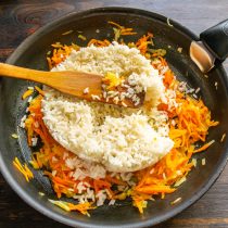 Отваренный рис добавляем к обжаренным овощам. Используйте круглый рис для этого рецепта. Рис нужен клейкий