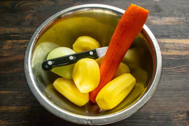 Картофель, лук и морковь чистим от кожуры. Сорт картофеля особенного значения не имеет. Молодой не годится, а так, любая картошка подойдет
