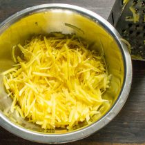Натираем картофель на крупной овощной терке