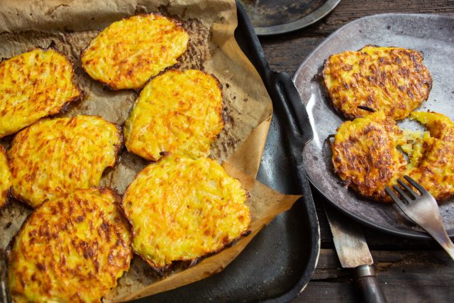 Картофельные драники с луком и морковью в духовке Картофельные драники с луком и морковью в духовке