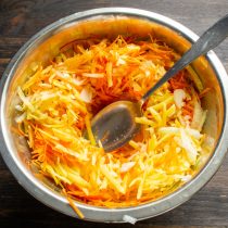 Насыпаем соль по вкусу, перемешиваем Насыпаем соль по вкусу, перемешиваем