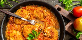 Куриные бедра запеченные в яблочном соусе