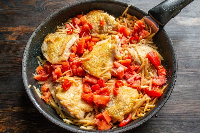 Посыпаем солью по вкусу. Выжимаем через пресс зубчики чеснока. На такое количество ингредиентов я кладу полторы чайные ложки соли Посыпаем солью по вкусу. Выжимаем через пресс зубчики чеснока. На такое количество ингредиентов я кладу полторы чайные ложки соли