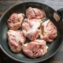 Раскаляем сковороду 5 минут. На раскаленную сковороду кладём куриные бедра кожей вниз. Жарим 10 минут с одной стороны Раскаляем сковороду 5 минут. На раскаленную сковороду кладём куриные бедра кожей вниз. Жарим 10 минут с одной стороны