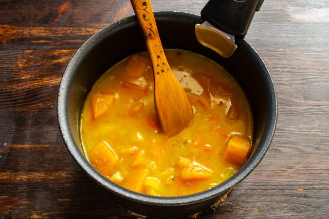 Нагреваем до кипения. По вкусу солим. Готовим на небольшом огне 35-40 минут. Овощи должны стать мягкими и хорошо развариться. Чем лучше разварятся овощи, тем нежнее получится суп-пюре Нагреваем до кипения. По вкусу солим. Готовим на небольшом огне 35-40 минут. Овощи должны стать мягкими и хорошо развариться. Чем лучше разварятся овощи, тем нежнее получится суп-пюре