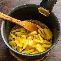 Картофель нарезаем толстыми брусочками. Кладём нарезанный картофель в кастрюлю Картофель нарезаем толстыми брусочками. Кладём нарезанный картофель в кастрюлю