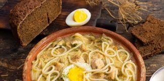 Простой суп из куриной грудки с яйцом и спагетти