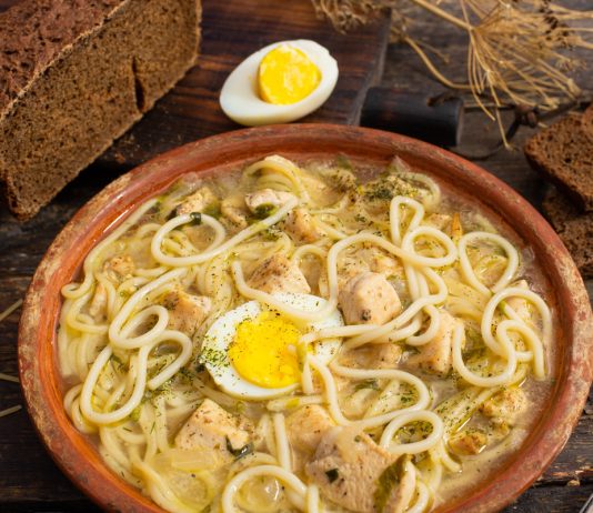 Простой суп из куриной грудки с яйцом и спагетти