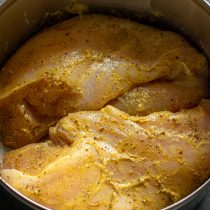 Куриное филе натираем горчицей, солью, паприкой и перцем. Оставляем в маринаде на 10-15 минут