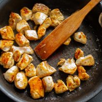 Переворачиваем кусочки курочки, жарим до золотистого цвета, в конце посыпаем смесью прованских трав Переворачиваем кусочки курочки, жарим до золотистого цвета, в конце посыпаем смесью прованских трав