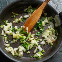 Достаём курицу из сковороды, мыть сковородку не нужно. Мелко режем луковицу и небольшой пучок петрушки Достаём курицу из сковороды, мыть сковородку не нужно. Мелко режем луковицу и небольшой пучок петрушки