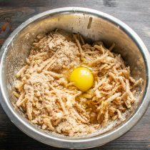 Разбиваем куриное яйцо в тесто Разбиваем куриное яйцо в тесто