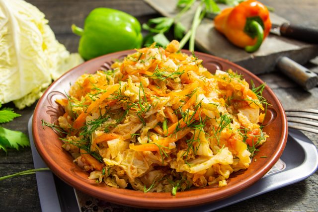 Савойская капуста тушеная с овощами Савойская капуста тушеная с овощами