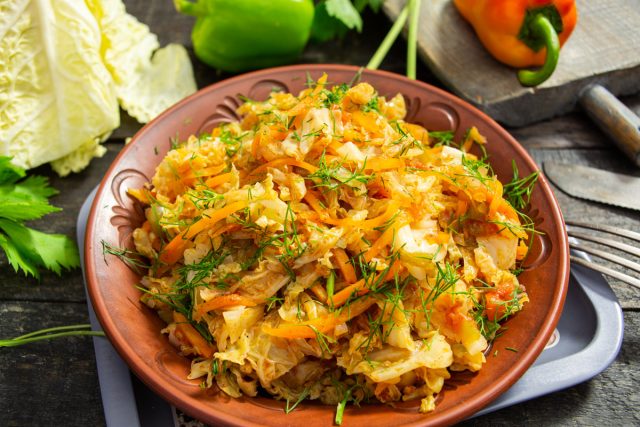 Савойская капуста тушеная с овощами