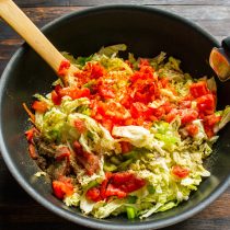 Посыпаем овощи солью по вкусу. Для баланса добавляем чайную ложку сахарного песка Посыпаем овощи солью по вкусу. Для баланса добавляем чайную ложку сахарного песка
