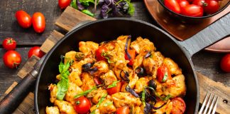 Сочная курица в соусе «Путтанеска»