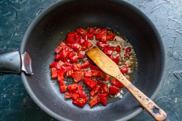Кладем в сковороду мелко нарезанные помидоры. Готовим на небольшом огне 10 минут, пока помидоры не станут совсем мягкими