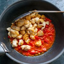 Возвращаем обжаренное куриное филе в сковороду Возвращаем обжаренное куриное филе в сковороду