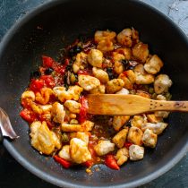 Нагреваем до кипения. По вкусу солим, перчим Нагреваем до кипения. По вкусу солим, перчим