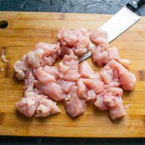 Филе куриной грудки нарезаем небольшими кусочками размером около двух сантиметров