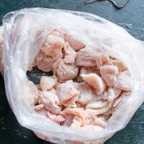В пакет насыпаем картофельный крахмал или пшеничную муку. Кладём в пакет курицу В пакет насыпаем картофельный крахмал или пшеничную муку. Кладём в пакет курицу