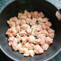 В разогретое масло кладём панированные в крахмале кусочки курицы В разогретое масло кладём панированные в крахмале кусочки курицы