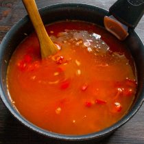 Вливаем горячий куриный бульон Вливаем горячий куриный бульон