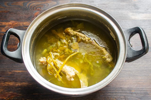 Готовим простой и бесплатный куриный бульон: кладём в кастрюлю каркасы куриной грудки без кожи. Эта часть курицы часто отправляется в мусорный бак, но если собрать несколько каркасов, то получается неплохой бульон Готовим простой и бесплатный куриный бульон: кладём в кастрюлю каркасы куриной грудки без кожи. Эта часть курицы часто отправляется в мусорный бак, но если собрать несколько каркасов, то получается неплохой бульон