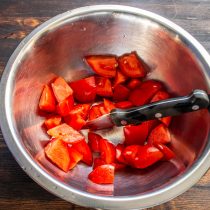 Красные мясистые помидоры нарезаем большими кубиками. Смешивайте салат в большой посуде