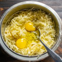 Насыпаем соль по вкусу. Разбиваем куриные яйца. Если яйца крупные, то достаточно двух, маленьких лучше взять три штуки Насыпаем соль по вкусу. Разбиваем куриные яйца. Если яйца крупные, то достаточно двух, маленьких лучше взять три штуки