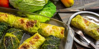 Голубцы из савойской капусты с курицей и перловкой