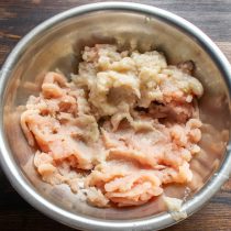 Готовим начинку. Пропускаем через мясорубку филе грудки Готовим начинку. Пропускаем через мясорубку филе грудки