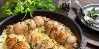 Куриные колбаски в сметанном соусе