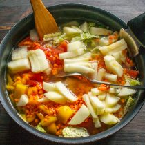 Нагреваем минестроне до кипения. По вкусу солим. Прикрываем крышкой, оставляем отверстие для выхода пара Нагреваем минестроне до кипения. По вкусу солим. Прикрываем крышкой, оставляем отверстие для выхода пара