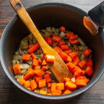 Морковь режем крупными кубиками. Бросаем нарезанную морковку в кастрюлю 