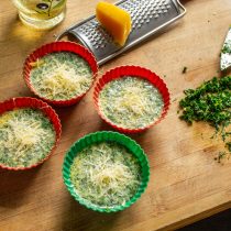 Насыпаем сверху тертый сыр. Любой соленый твердый сыр с пикантным вкусом подойдет Насыпаем сверху тертый сыр. Любой соленый твердый сыр с пикантным вкусом подойдет