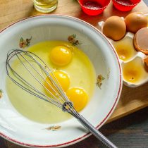 Разбиваем в миску яйца, насыпаем по вкусу соль, взбиваем венчиком. Добавляем соль Разбиваем в миску яйца, насыпаем по вкусу соль, взбиваем венчиком. Добавляем соль