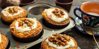 Простые маффины из кукурузы с грецкими орехами