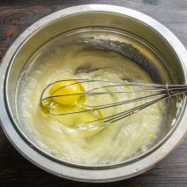 Разбиваем куриное яйцо, смешиваем ингредиенты Разбиваем куриное яйцо, смешиваем ингредиенты