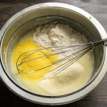 Насыпаем кукурузную муку, манную крупу и пшеничную муку. Используйте кукурузную муку Насыпаем кукурузную муку, манную крупу и пшеничную муку. Используйте кукурузную муку