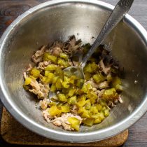 Тем временем нарезаем курицу мелко или разрываем мясо вилкой на волокна. Соленые огурцы режем Тем временем нарезаем курицу мелко или разрываем мясо вилкой на волокна. Соленые огурцы режем
