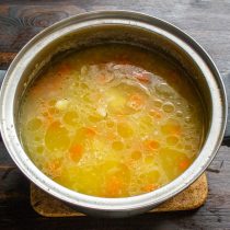 Когда картофель и морковь сварятся, станут мягкими, вливаем рассол от соленых огурцов Когда картофель и морковь сварятся, станут мягкими, вливаем рассол от соленых огурцов